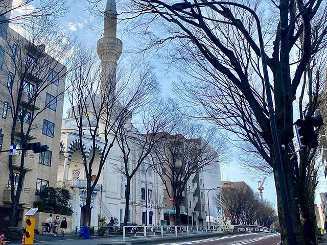 街中で存在感を放つモスク