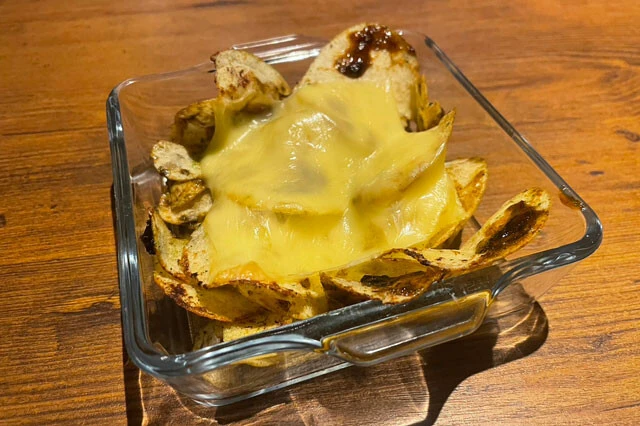 ポテチに『ごはんですよ！』を混ぜてチーズをON！　しっかり混ぜないと味のばらつくため、別々に食べているような感覚に