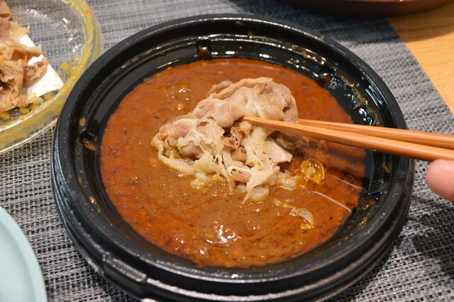 (2)ディップ! (1)でよけておいた牛肉を箸で取ってカレーにディップする。牛肉にたっぷりとカレーを絡めよう。1人前すべてを使うと多く見えるが、多いほどウマくなるのでワイルドにいこう