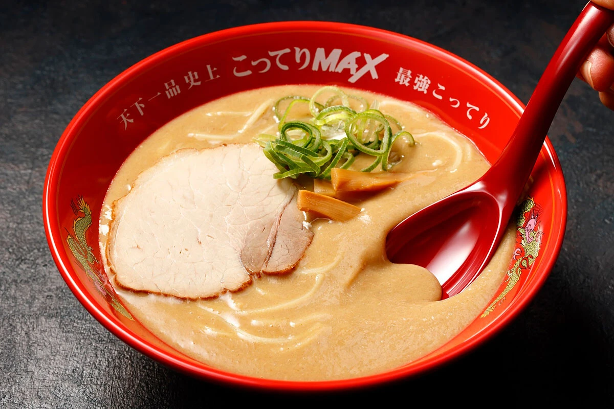 ひと目でわかるスープの粘度！　天下一品「こってりMAX」（並1210円、店舗によって異なる）はその名にたがわぬこってり具合だ