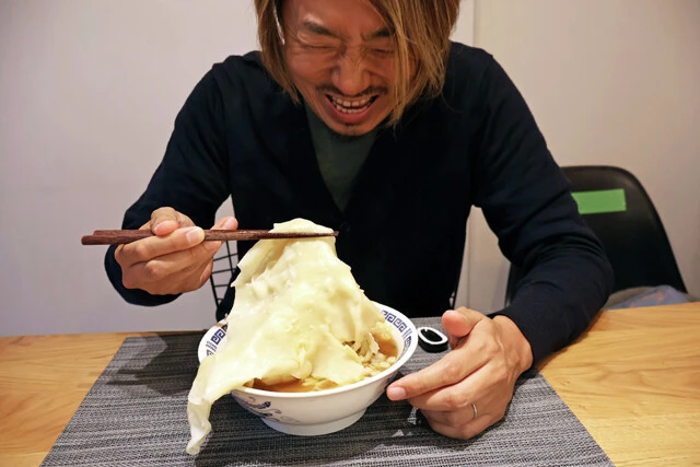 (5)食べる! あとは豪快にかぶりついて本来のウマさを堪能してほしいが、皮が破れて中身の麺がスープに浸る。だが、その後も極太刀削麺の台湾ラーメンのような感覚で食べられ激ウマだ!