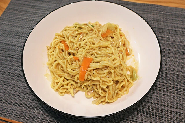 コスパ最強和風カレー焼きそば 業務スーパーの焼きそばは1玉24円! 焼きそばを作り、「おとなの大盛カレーうどんの素」半量を混ぜるだけで見事に味が決まる。だしと野菜のうまみとスパイス風味がウマすぎる!