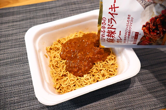 みなさまのお墨付き　レトルトぶっかけまぜそば　「ソース焼そば」をブレンドソース半量で仕上げ、みなさまのお墨付きの好きなレトルト食品をぶっかけるだけ。ソースが下味となり、どんなレトルトも麺と違和感なく一体化する