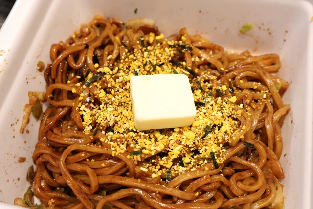 (5)バタたま! さらにガッツリと極太麺を堪能したい場合は麺がアツアツのうちにバターを溶かし、さらにペパたまを大量投入するのがオススメ。このカスタムは通常のU.F.O.でも激ハマり!
