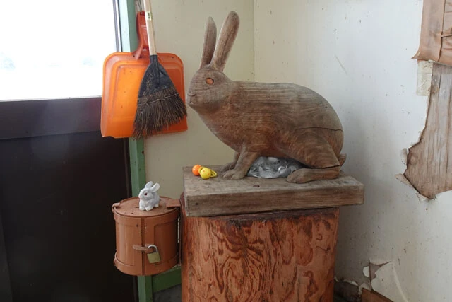 手彫りのうさぎ像、台座には制作者の名前がある