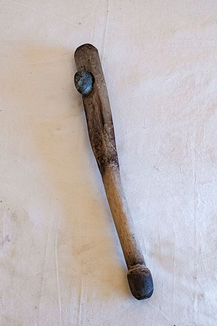 出来上がった石斧。手で持った石（ハンドアックス）では1時間かかった木を、10分弱で切り倒せるようになったという。文明の進歩である