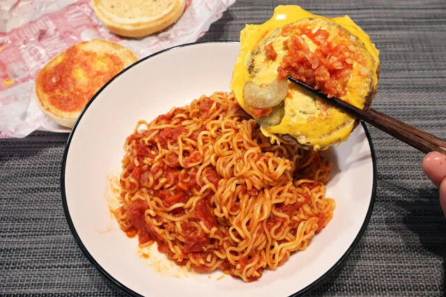 (4)仕上げ! (3)の状態で食べてもウマいが、具材を足すとさらにウマい。オススメはマクドナルドのダブチ。バンズ以外をそのまま投入し、ほぐしながら一緒に食べよう。満足度が爆上がり!