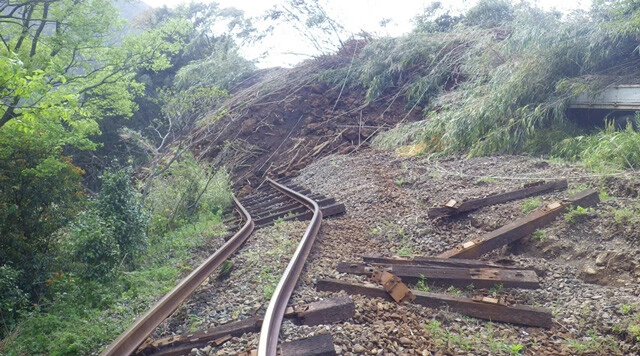 地震によって線路が大きく曲がった