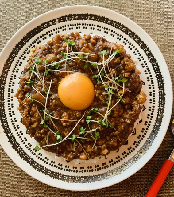 炒めたひき肉を混ぜ、貝割れ菜と卵の黄身をのせると、専門店で出てくるような一品に変身