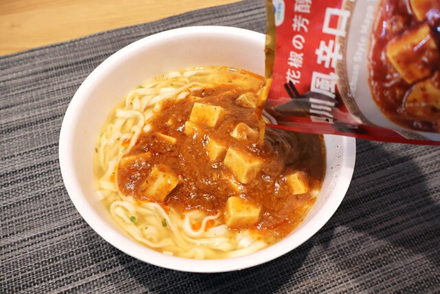 (3)麻婆! あらかじめ温めておいたレトルトの麻婆豆腐を(2)の上からぶっかけよう。麻婆豆腐は何を使ってもいいが、辛口のものほどハマる。無理のない範囲で辛いものを選んでほしい