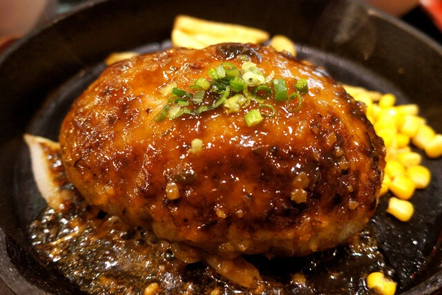 【ハンバーグ定食】超ビッグ! なのにほっこり癒される「ビッグシェフ亭」のジューシーハンバーグ:パリッコ『今週のハマりメシ』第109回