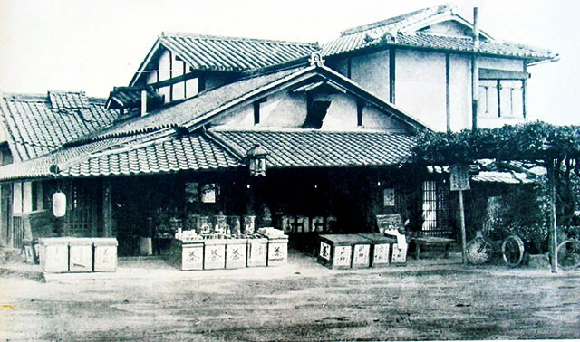 昭和初期の通圓茶屋。江戸時代の建築の名残がある。