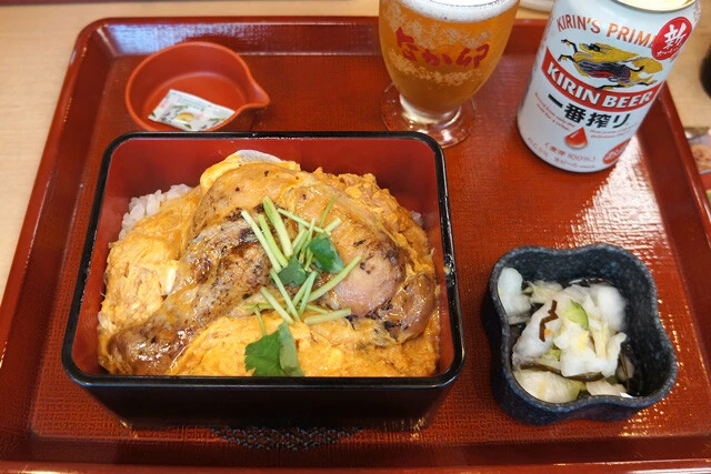 「ほろチキ親子重」（690円）「京風つけもの」（60円）