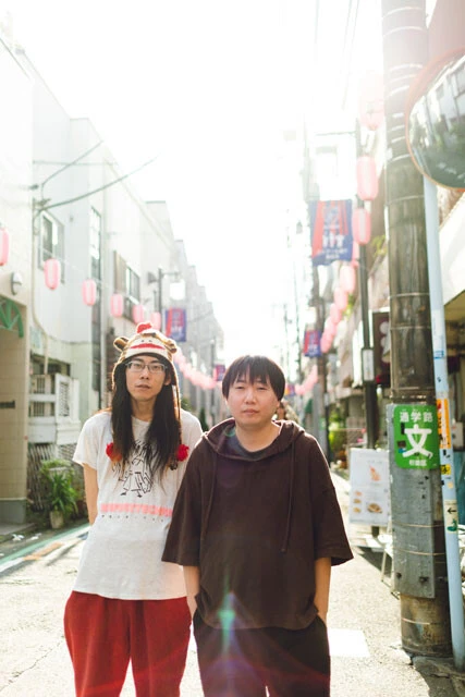 ふたり出版社・点滅社の屋良朝哉代表と小室ユウヤさん