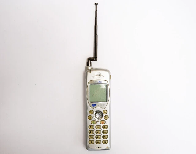 ロッドアンテナで常時バリ3を実現!?　ロッドアンテナと呼ばれる、いわゆる警棒のように伸縮するアンテナもありました。こちらは本体に収納できないため、普段は縮めて曲げておくというのが定番です。全長1m近くの魔改造ロッドアンテナを製作する猛者も......