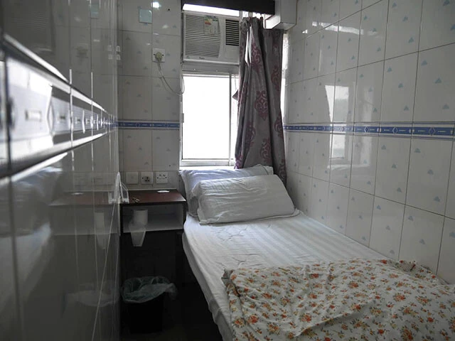 部屋は極狭だけど清潔感あり