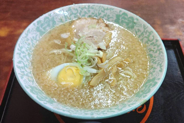 東京・池袋「環七土佐っ子ラーメン」土佐っ子ラーメン（850円）　1980年代後半から90年代にかけ東京の環状道路「環状7号線」（環七）で多数のラーメン店が覇権を争った「環七ラーメン戦争」。そこで生き残り、今も根強いファンがいる、背脂チャッチャ系の伝説的な店だ