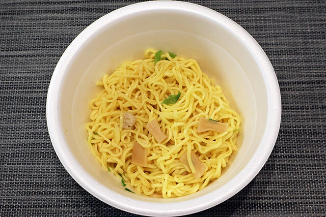 もっちもちの麺は、カップ麺とは思えないほどのコシを堪能可能。塩味がやや濃いめのヤミツキ系鶏だれとごま油の風味が最強!