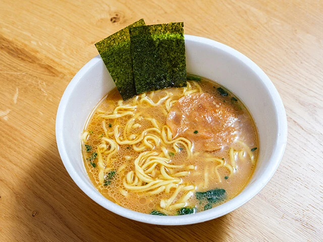 醤油先行型の家系カップ麺では最高峰。しょっぱめだが鶏油がガンガン香り、平打ちの麺には厚みのあるスープがバッチリのってくる。お好みのトッピングを添えて食らうべし!