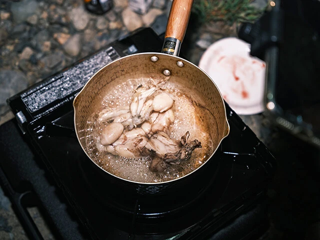 日本酒とごま油で酒蒸ししたウシガエルの肉をシェイクうどんに投入。プリッと張りがあるのに柔らかい肉は感動的なウマさで、さっぱり系の味もマッチ。激ウマ化に大成功だ!