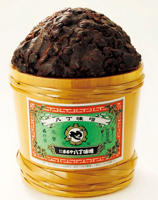 「まるや八丁味噌（はっちょうみそ）」［1337年創業／愛知県］ 徳川家康誕生の地、愛知県岡崎市。岡崎城から西へ八丁（約879m）にある1337年創業の味噌蔵で、江戸時代から造られているのが八丁味噌だ。【愛知県岡崎市八丁町52／0564-22-0222】