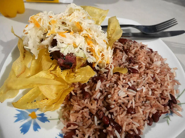 ニカラグアの食文化である、主食、肉、副菜のワンプレート