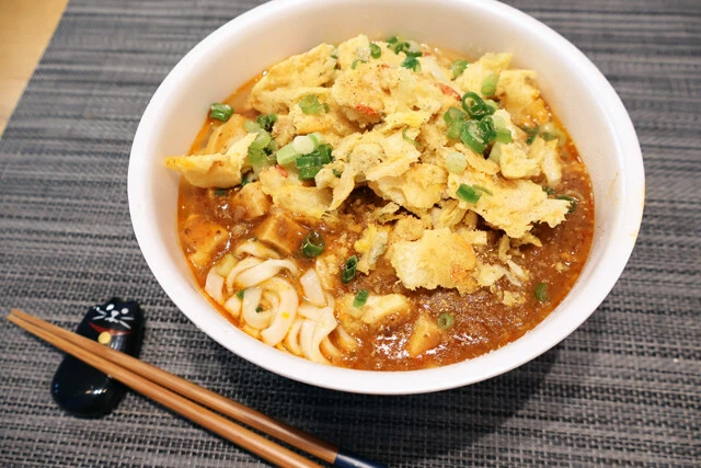 【かき揚げどん兵衛のマーボー麺】かつおだし＋激辛麻婆が奇跡の融合！＜野島慎一郎のバカレシピ＞