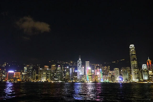 ヴィクトリアハーバーに面した香港島の夜景