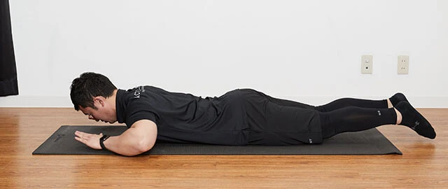 バックエクステンション①水泳の平泳ぎのような姿勢を取り、脚を少し浮かせる