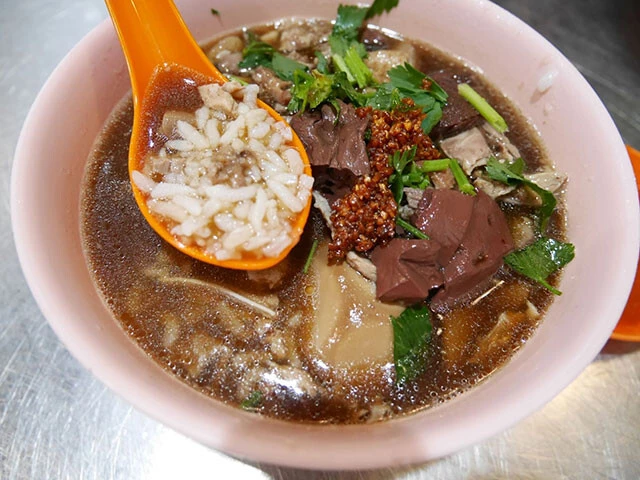 ジョージタウンにある行列のできる屋台「鴨粥粿汁」。漢方のような味のスープに米粉の麺に細切れの鴨肉や内臓がたっぷり