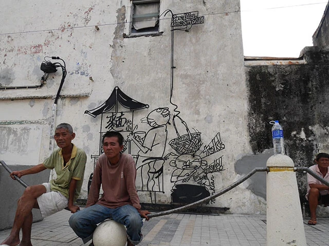 街中のアイアンアートと街の人