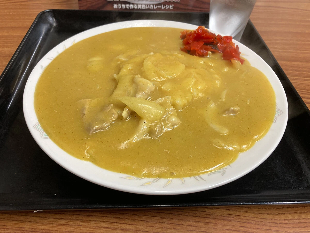 東嶋屋(入谷)のライスカレー 800円  東京都の下町にある、東嶋屋の人気メニュー「ライスカレー」は、おそば屋さんの王道カレー。滑らかなトロミ加減、適度な塩加減、ほどよい旨味に加え、具は豚肉と玉ねぎと質素ながら、じつに美味。小野さんいわく「世界一美味しいそば屋のカレーライス」。