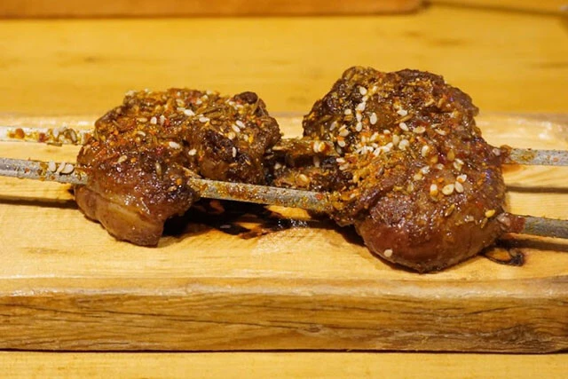 「香りの良い脂で焼いたラムの腎臓」