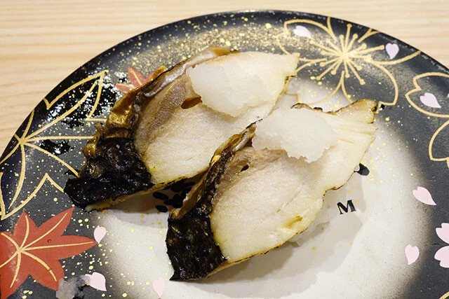 海鮮アトム（福井）焼きさば／かつて西日本を牛耳ったチェーン「アトムボーイ」とルーツを同じくするグルメ回転寿司チェーン。炭火で焼いたサバの寿司は福井の名物