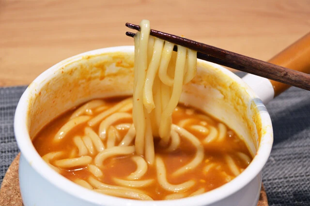 (5)シメ! 食べ終えたらシメのゆでうどんも堪能すべし。オススメはスーパーで売っている、ゆでうどん。柔らかい麺を軽く煮込むと練り物のだしが溶け込んだスープがよく染みて絶品!