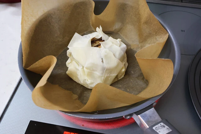 （３）蒸す！　フライパンに水を注ぎ、その上からキッチンペーパーを敷いて（２）をのせ、フタをして加熱し蒸し上げる。肉にはすでに火が通っているので、皮がぷるんとするまで蒸せばOKだ