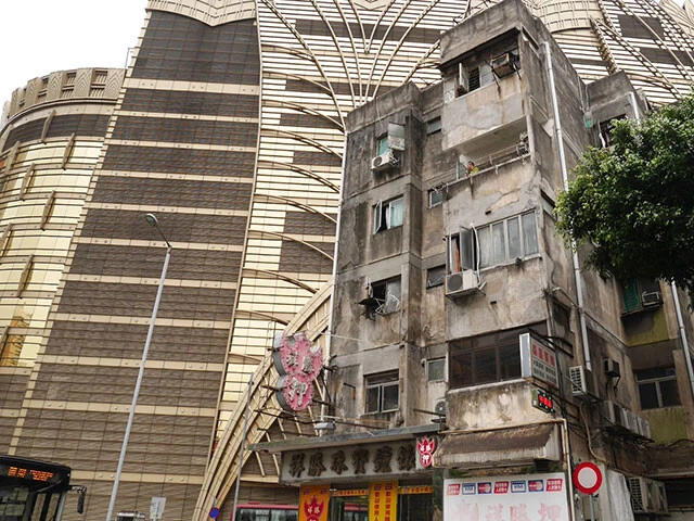 リスボアとのギャップが激しい廃墟のような建物