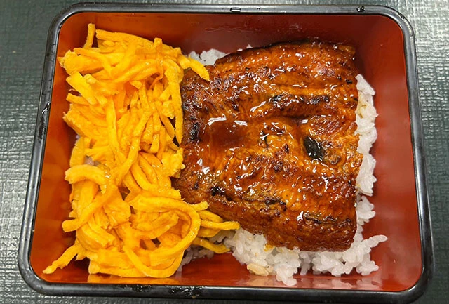 ［なか卯］うな重（並盛）900円。適度な歯応えのある柔らかさはうなぎ通好み。タレはやや濃いめで錦糸卵とも合う