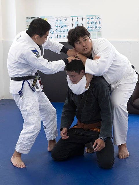 【4】絞め技、関節技の練習　この日は絞め技を集中的にレクチャー。裸絞めや道着の襟を使った絞め技もしっかり教えてもらえる