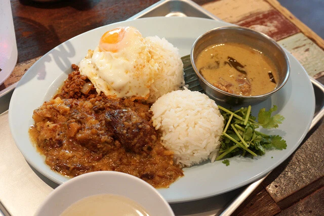 【ガパオ&ルンダン&グリーンカレー】東南アジアの味をお得に味わえる食堂で、3種のおかずとバケツレモンサワーを堪能!:パリッコ『今週のハマりメシ』第93回