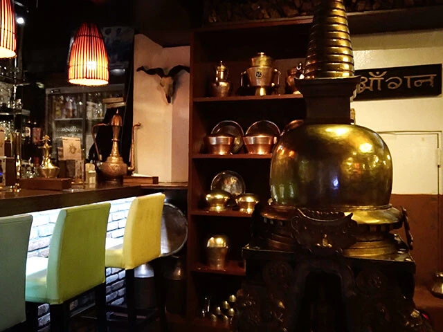 店内には黄金に輝くストゥーパ(仏塔)がドドンと鎮座!