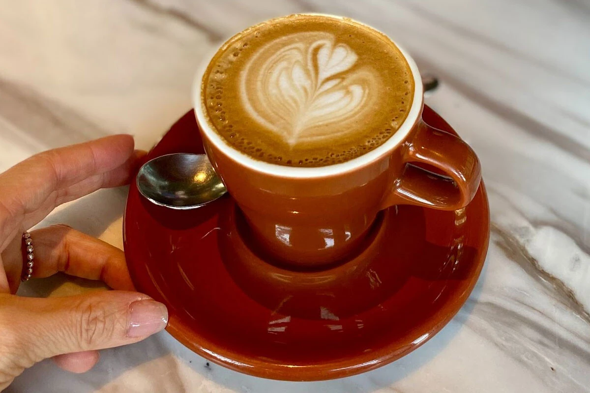 濃厚でベルベッドのような舌触りの「フラットホワイト」