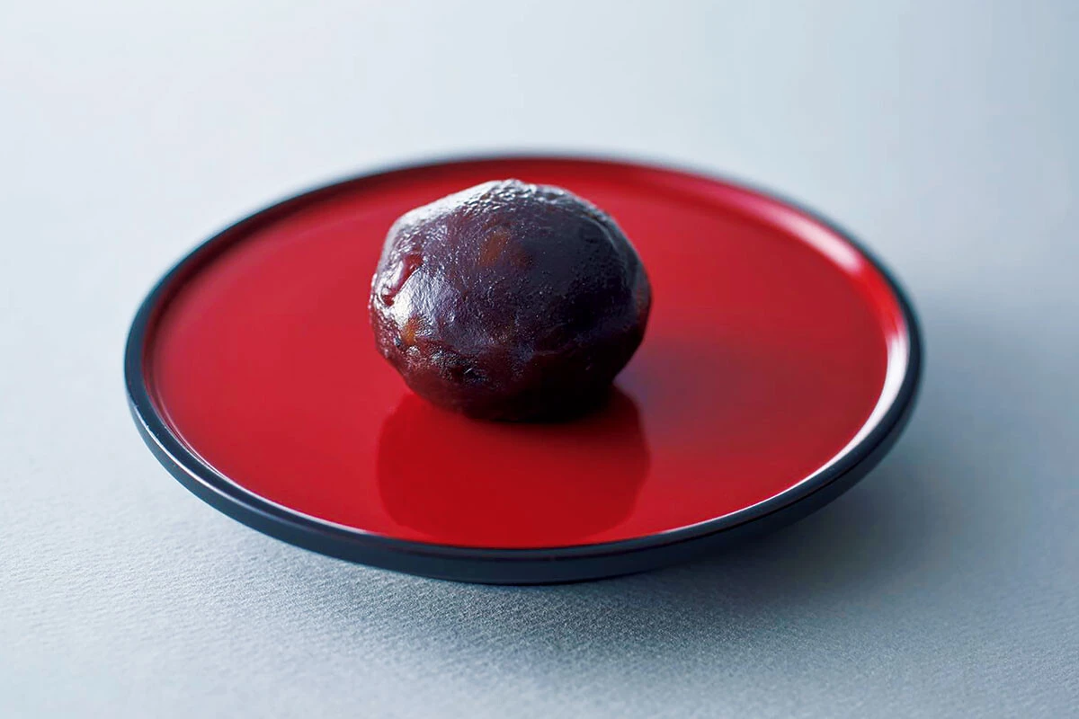 「塩瀬総本家（しおせそうほんけ）」［1349年創業／東京都］織田信長・徳川家康連合軍が武田勝頼を破った長篠の合戦（1575年）。家康は塩瀬の本饅頭（写真）を兜（かぶと）に盛って軍神に供え戦勝を祈願したという。【本店・東京都中央区明石町7-14／03-6264-2550】