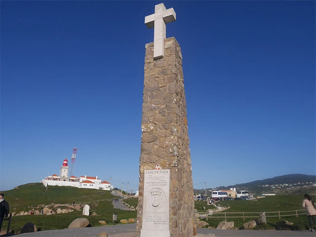 「ここに地終わり海始まる」と刻まれている