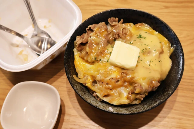 (1)移す! すき家でとろ~り3種のチーズ牛丼(サイズはお好みで)をテイクアウトしたら、耐熱皿に移して、バターをのせてレンチンしよう。バターは完全に溶けなくてもOK