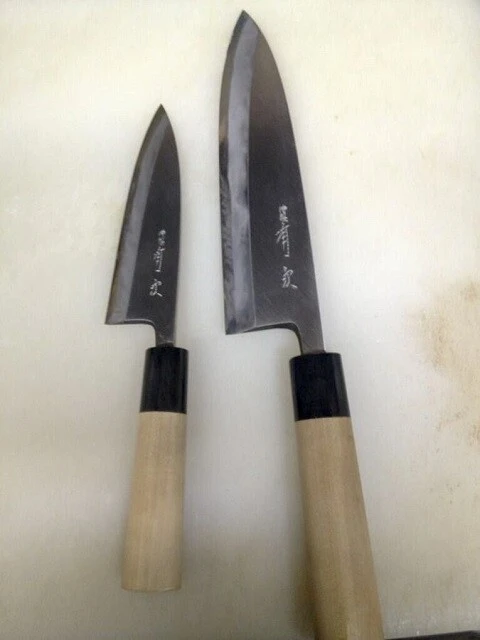 築地で購入した包丁の3本のうち2本。写真:佐藤氏提供