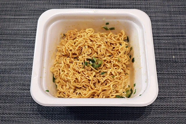 最近はスーパーや100均でも見かける激安冷やし麺。麺は昔ながらのインスタントな食感だが、冷やすことでウマさは格段にアップ! 麻辣強めの味も◎