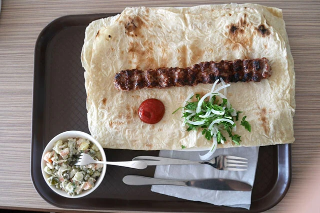 ホロヴァツという羊肉の串焼き（BBQ）と一緒に提供されるのも定番です