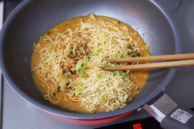 (3)ペヤング! ペヤングにかやくを入れて熱湯を注ぎ、1分で湯切りして麺をほぐしたらフライパンに移す。(1)を加えて水分を飛ばすように炒め、焼きそば状になったらソースを半量混ぜよう