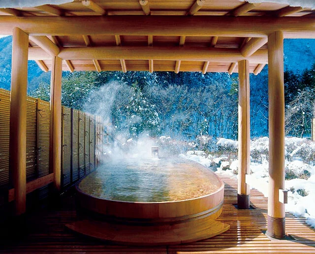 「西山温泉（にしやまおんせん）・慶雲館（けいうんかん）」［705年創業／山梨県］藤原鎌足の長子、藤原真人が発見した甲斐（山梨県）の秘湯で、「武田信玄の隠し湯」と呼ばれ、徳川家康も訪れたといわれている。加温・加水のない源泉を使用。【山梨県南巨摩郡早川町湯島白沢83／0556-48-2111】